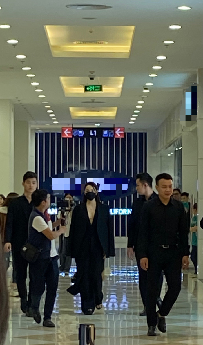 Minh Hằng diện bộ đồ 'tông xuyệt tông' màu đen