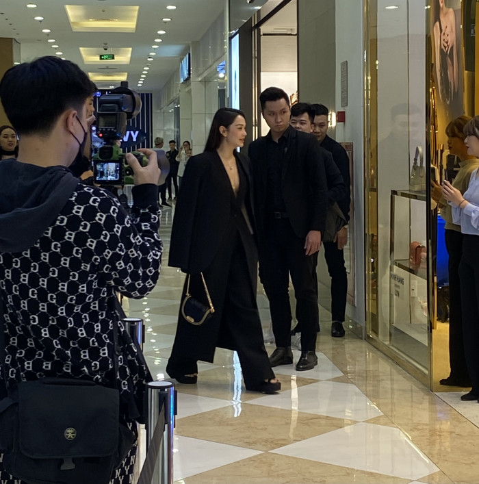 Minh Hằng rảo bước khá nhanh và có đội ngũ an ninh tháp tùng