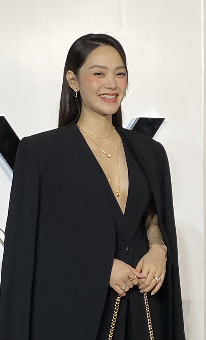 Minh Hằng nở nụ cười rạng rỡ khi nghe được nhiều lời chúc từ phía người hâm mộ sau khi biết tin vui của cô