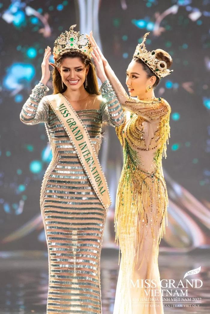 Lộ diện Hoa hậu đẹp nhất năm 2022: Gà cưng ông Nawat hạ gục Miss Universe trong vòng 1 nốt nhạc Ảnh 5