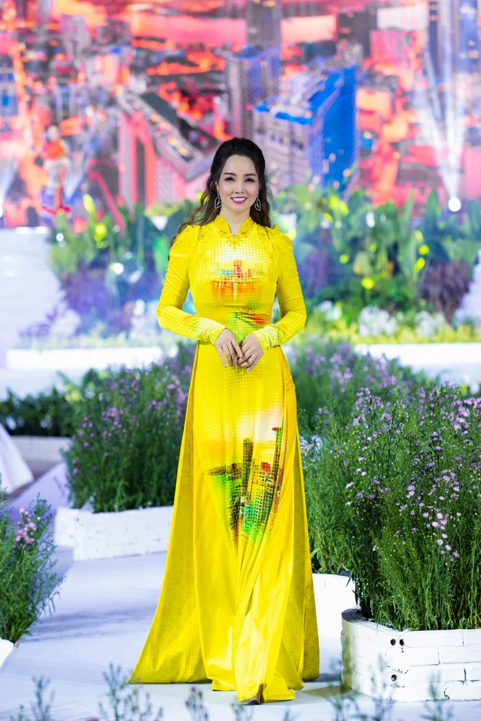 Á hậu 1 Miss Charm 2023 đằm thắm trong tà áo dài truyền thống Ảnh 2