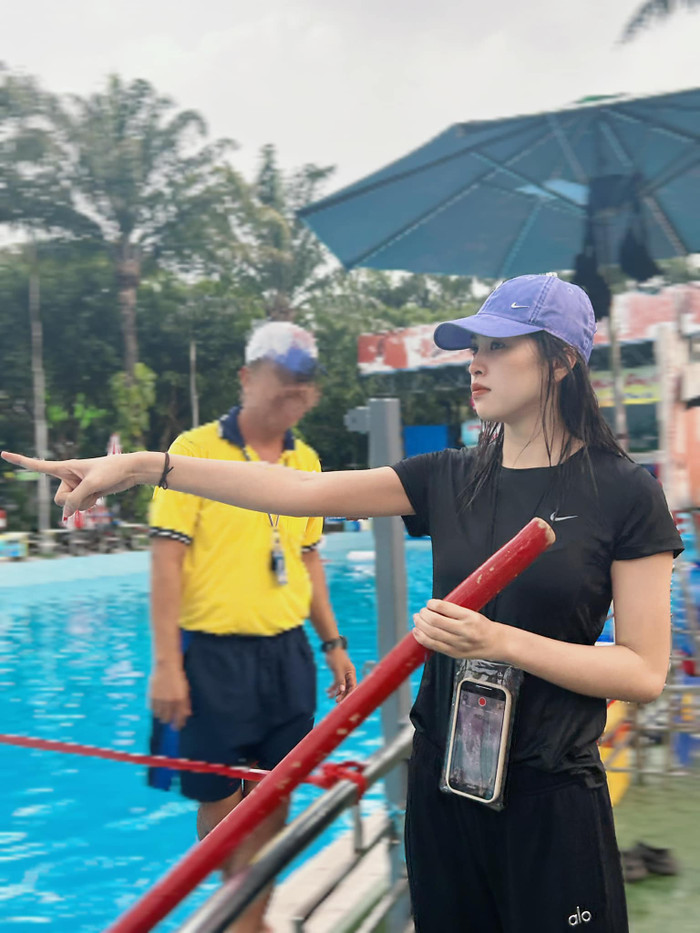 'Nét đẹp lao động' của Tiểu Vy khi thử làm nhân viên cứu hộ