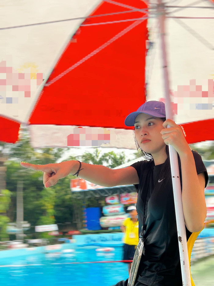 Tiểu Vy không ngần ngại để lộ mặt mộc ở chốn đông người