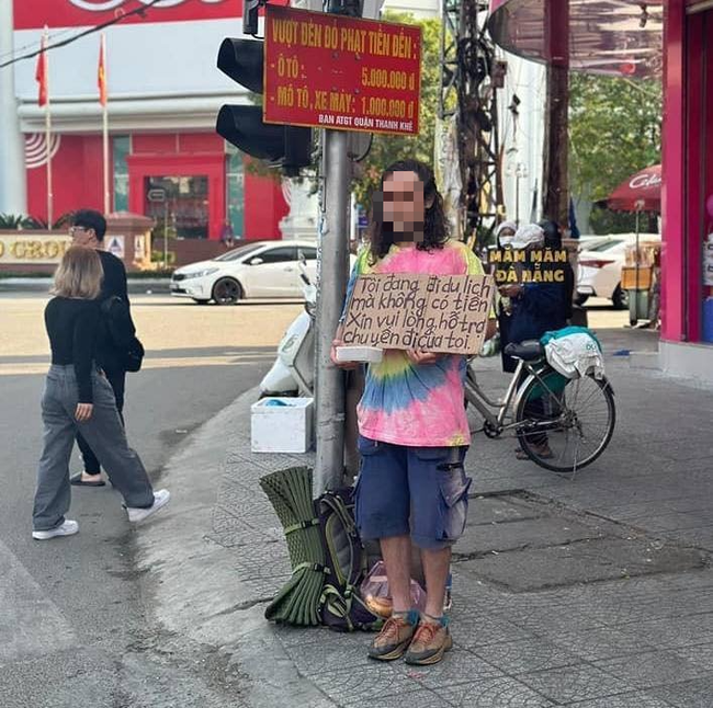 Hình ảnh du khách người nước ngoài cầm bảng xin tiền ở Đà Nẵng gây xôn xao MXH