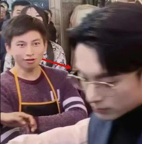 Dù là nam hay nữ, lớn tuổi hay nhỏ tuổi đều phải cảm thán khi chứng kiến ngoại hình hoàn hảo của Vương Hạc Đệ. 