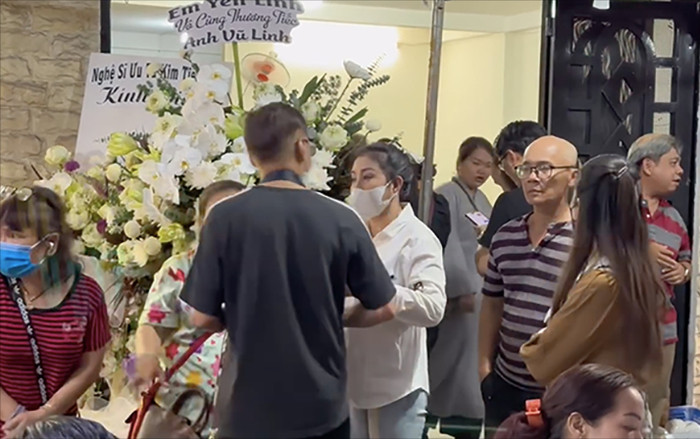Tang lễ NSƯT Vũ Linh: NSƯT Diệu Hiền thất thần, NSƯT Thoại Mỹ tất bật lo cho 'đàn anh' Ảnh 2