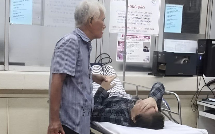 Xúc động khoảnh khắc cụ già nắm tay chặt tay vợ đang nằm trên giường bệnh Ảnh 2