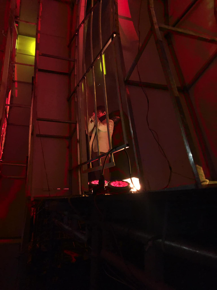 Hình ảnh Hà Anh Tuấn không ngừng cầu nguyện cho show diễn được diễn ra thành công được 1 thành viên trong ekip chia sẻ