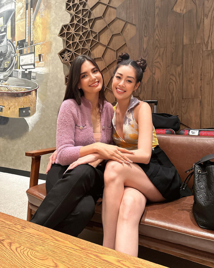 Loạt ảnh chung khung hình của bộ đôi người đẹp đình đám Việt - Lào ngay sau khi lên sóng lập tức khiến fans hai nước xôn xao. Nguyễn Trần Khánh Vân chú thích: 'Rất vui được gặp lại em, cưng Christina Lasasimma'. 
