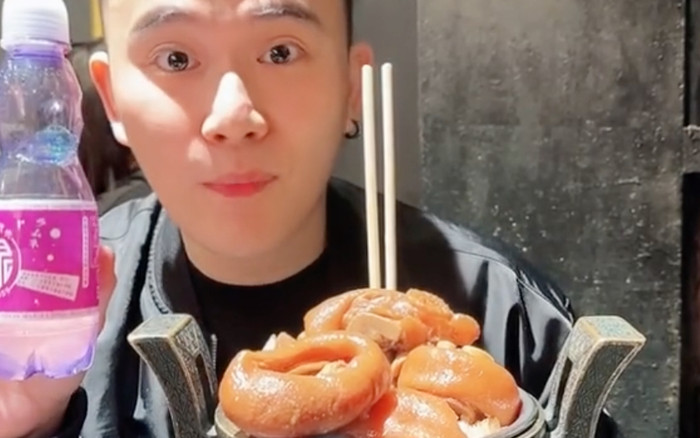 Thưởng thức món ngon tại Đài Loan, chàng trai 'cười ra nước mắt' vì trang trí chẳng khác gì đồ cúng Ảnh 2