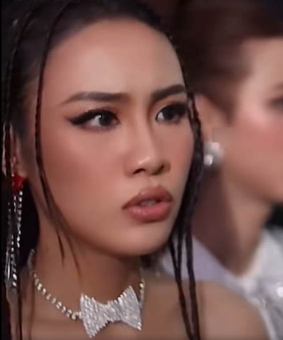 Đây không phải lần đầu Á hậu Thủy Tiên phải đau đầu vì thí sinh này. Trong những thử thách trước đó, Huỳnh My cũng khiến Thủy Tiên phải nhắc nhở rất nhiều nhưng không hề tiến bộ.