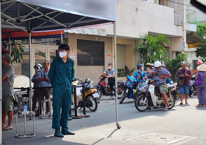 Phó mặc thời tiết, nhiều người đã đội nắng để được tiễn đưa NSUT Vũ Linh lần cuối cùng.