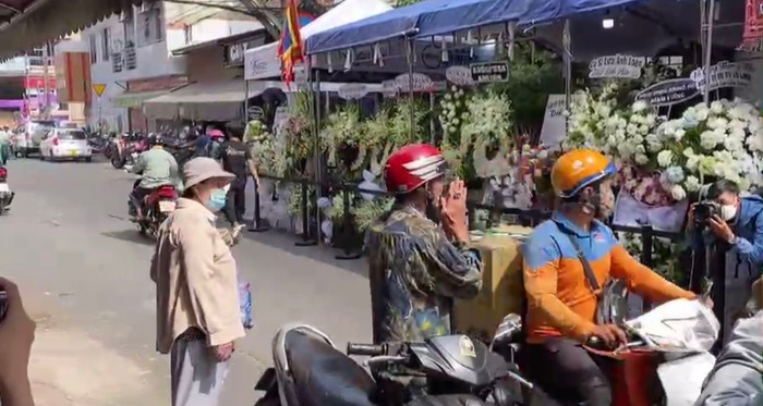 Một khán giả hay tin NSUT Vũ Linh đã vô cùng đau buồn. Người này gấp rút, vượt đường xa từ quận 5, TP.HCM để đến đây đưa tiễn cố nghệ sĩ.