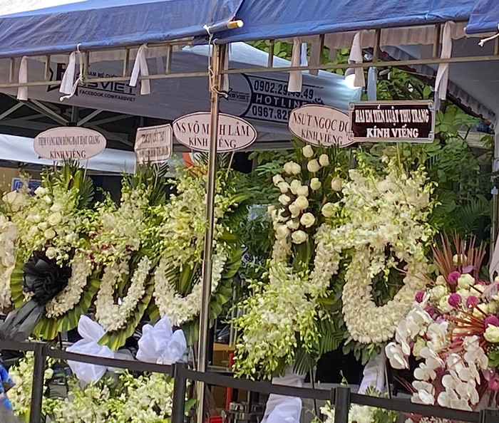 Đông đảo bạn bè, khán giả đến chia buồn cùng gia đình nghệ sĩ.