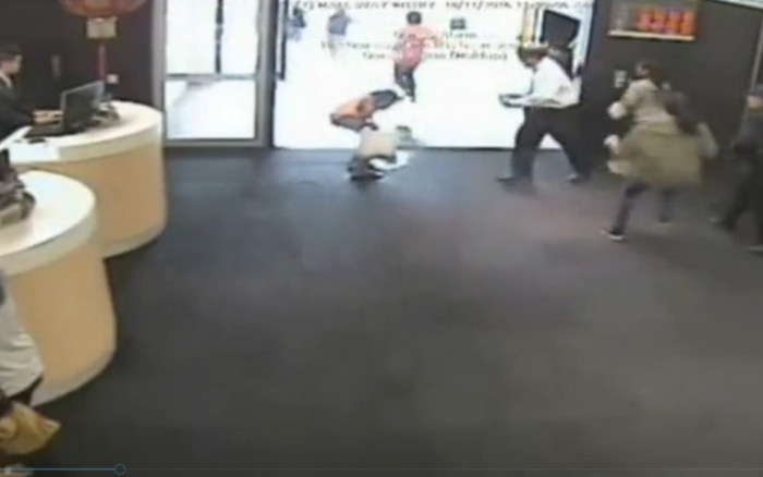 Chờ rút tiền quá lâu, thanh niên tức giận làm ra hành động liều lĩnh khiến tất cả chạy tán loạn Ảnh 2