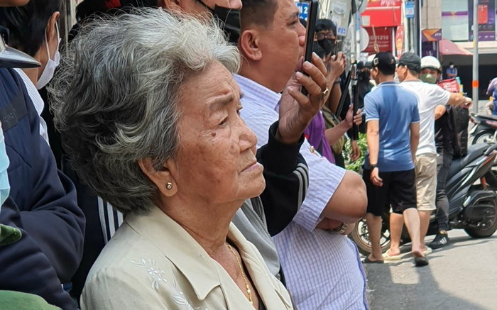 Đám tang NSƯT Vũ Linh: Người đầu bạc khóc tiễn kẻ đầu xanh Ảnh 2