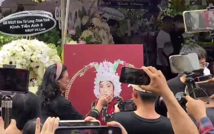 Tang lễ NSƯT Vũ Linh: NSND Kim Cương lau di ảnh, NSUT Diệu Hiền suy sụp Ảnh 2