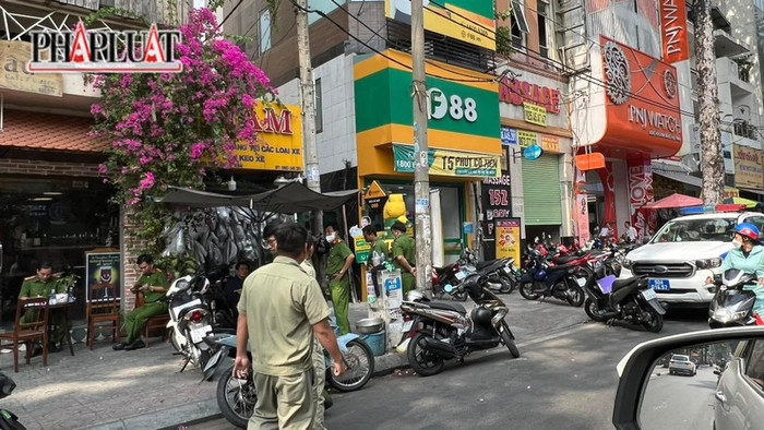 Việc khám xét được thực hiện đến chiều cùng ngày vẫn chưa kết thúc. Ảnh: PLO 