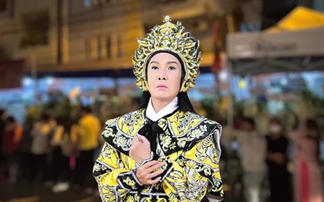 Dòng người xếp hàng dài hàng cây số chờ vào viếng cố NSƯT Vũ Linh, YouTuber bị nhắc nhở vì chen chút Ảnh 2