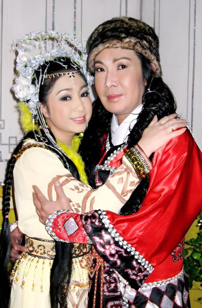 Hình ảnh thời còn trẻ của NSƯT Vũ Linh bên cạnh 'cô đào' NSƯT Thoại Mỹ.