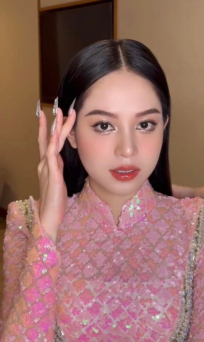 Sau khi đăng quang, người đẹp Đà Nẵng bị nhận xét rằng chỉ có vẻ đẹp của hotgirl chứ chưa đạt được tiêu chuẩn của beauty queen. Mới đây, Thanh Thủy đã xuất hiện với layout trưởng thành hơn.