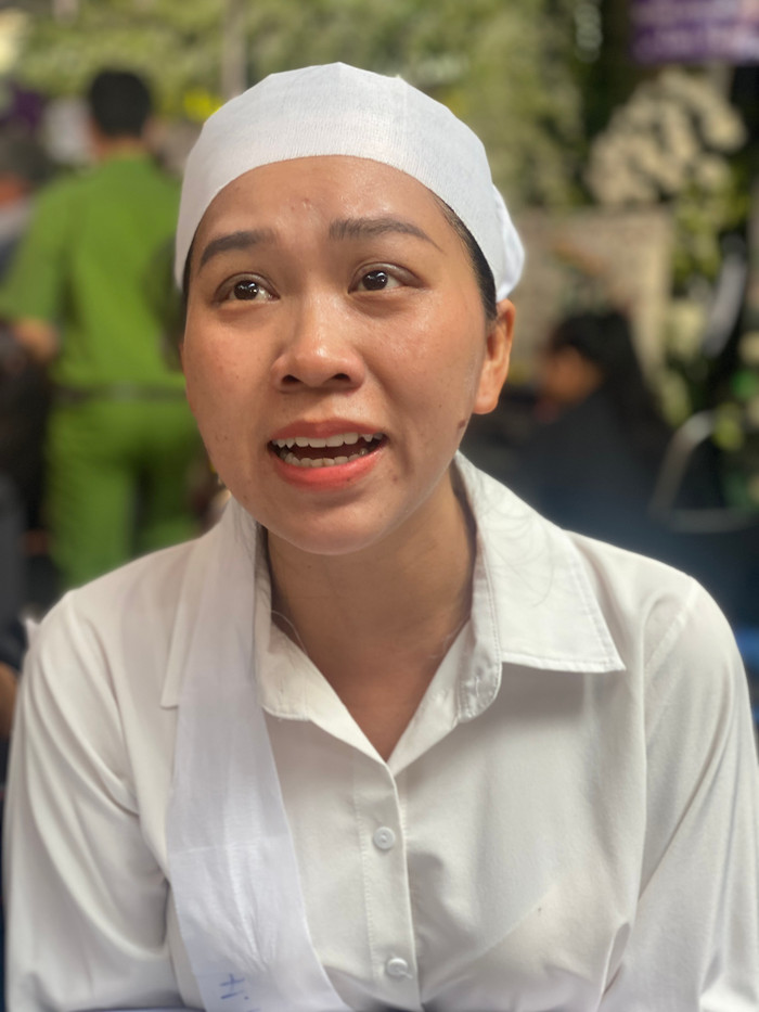 Ca sĩ Hồng Phượng cũng tiết lộ việc phụng sự sau tang lễ của NSUT Vũ Linh do Hồng Loan lo mọi thứ.