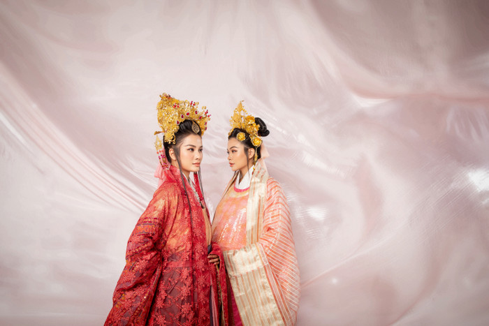 Bộ ảnh giờ mới hé lộ, Mâu Thủy bụng bầu 9 tháng 'bắt kèo' với Hương Ly diện trang phục quyền uy Ảnh 2