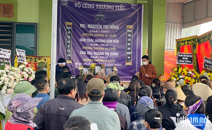 Người dân đến thắp hương tiễn biệt 3 mẹ con xấu số tử vong trong vụ TNGT nghiêm trọng. (Ảnh: VietNamNet)