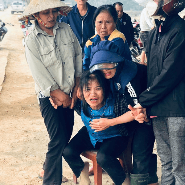 Xót xa khoảnh khắc hàng trăm người dân thắp nén nhang, cúi đầu tiễn biệt 3 mẹ con tử vong sau TNGT Ảnh 3