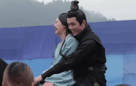 Triệu Lộ Tư lại vướng tin đồn chửi bậy ngay trên phim trường.  