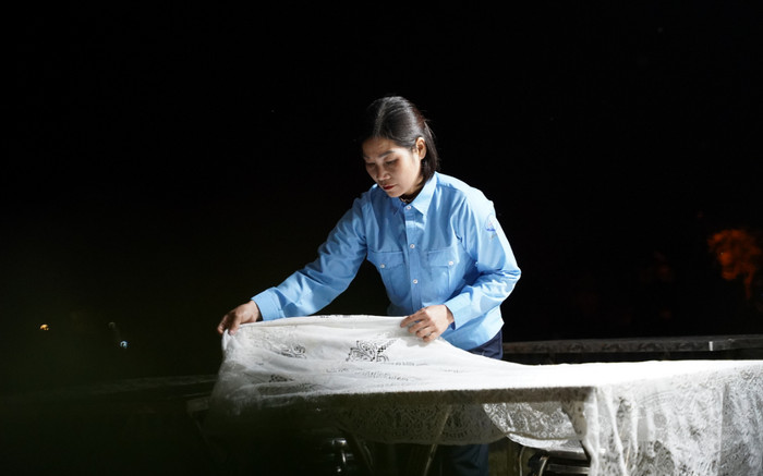 Người phụ nữ can đảm trông giữ nghĩa trang hằng đêm, rơi nước mắt khi nhắc chuyện gia đình Ảnh 2