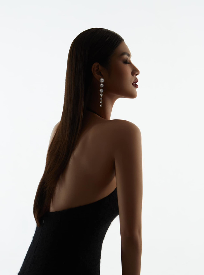 Bức ảnh góc nghiêng của Thiên Ân đã khiến khán giả không khỏi trầm trồ, ngưỡng mộ. Sống mũi thẳng và bờ môi quyến rũ của nàng hậu chính là điểm nhấn trong tấm hình này.