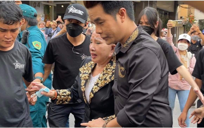 Nghệ sĩ Hồng Nga, danh ca Ngọc Sơn cùng nhiều nghệ sĩ Việt bị 'bao vây' khi viếng cố NSƯT Vũ Linh Ảnh 2