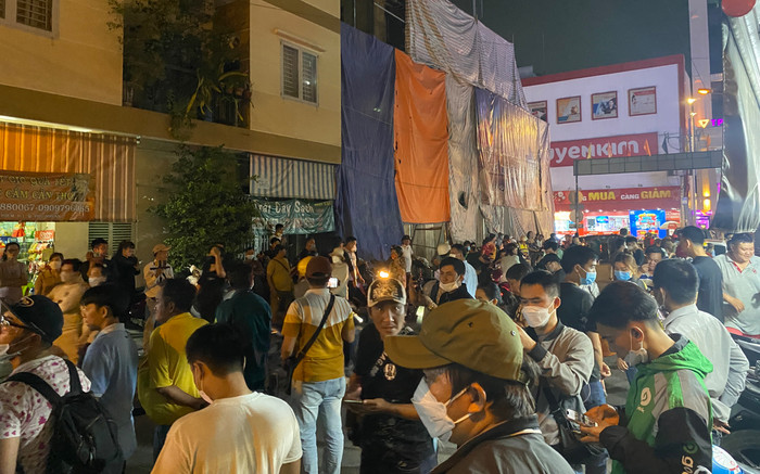 Đám tang NSƯT Vũ Linh tối 7/3: Nhiều người hò hét gây mất trật tự, lực lượng an ninh liên tục nhắc nhở Ảnh 2