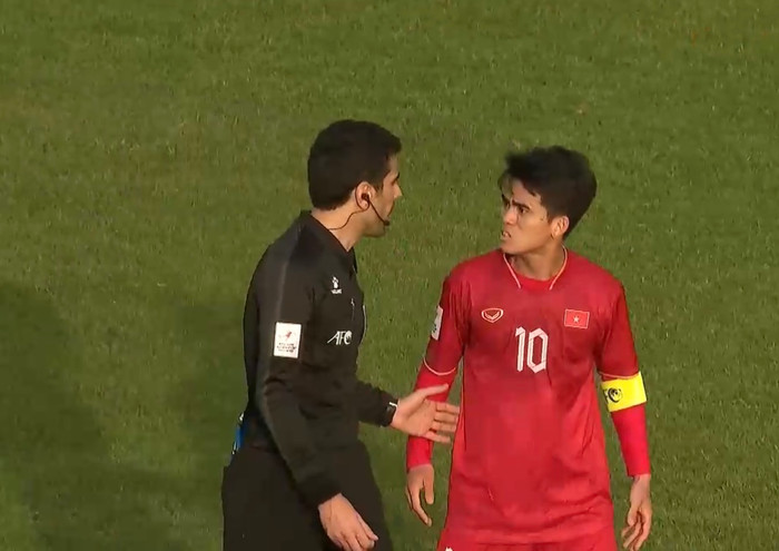 Khuất Văn Khang phản ứng trọng tài sau trận U2” Việt Nam thua Iran 1-3.