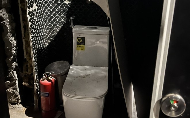 Đằng sau bức tường đục thủng trong nhà vệ sinh, hé lộ mưu đồ 'không tưởng' của chủ quán bar Shark Ảnh 2