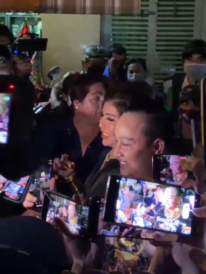 Xuất hiện trong đám tang NSƯT Vũ Linh, một YouTuber khiến nhiều người ngán ngẩm với thái độ kém duyên. 