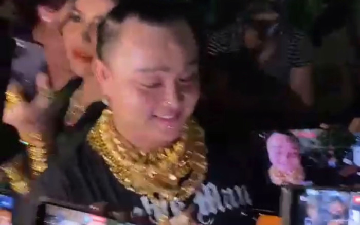Góc phản cảm: YouTuber 'làm màu' đeo vàng trĩu cổ, gây mất trật tự tại đám tang NSƯT Vũ Linh Ảnh 2
