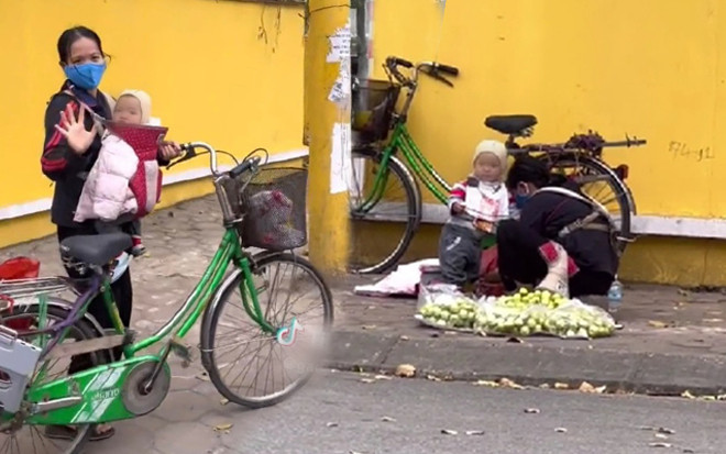 Nghẹn lòng hình ảnh em bé nhỏ rong ruổi theo mẹ đi bán táo mưu sinh Ảnh 2