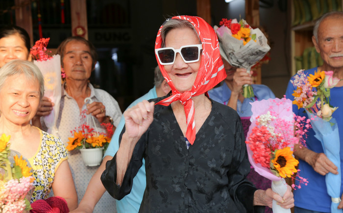 Ngày 8/3 rực rỡ trong căn nhà buổi chiều của người già neo đơn ở Sài Gòn Ảnh 2