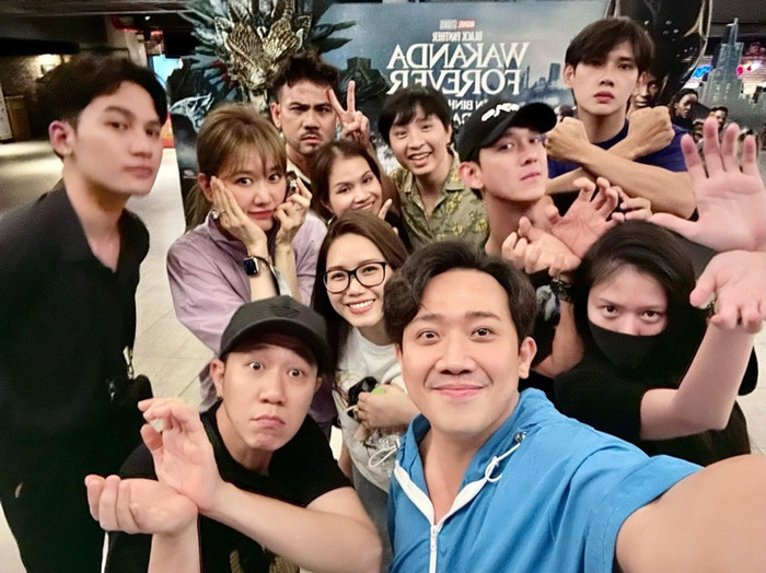 Những bữa tiệc họp mặt của hội bạn Trúc Nhân cũng vắng mặt.