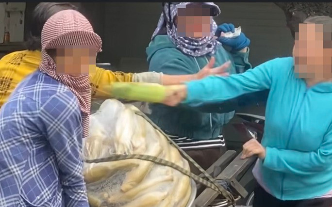 Phẫn nộ người phụ nữ chửi bới to tiếng và đánh đập bà cụ bán bắp Ảnh 2