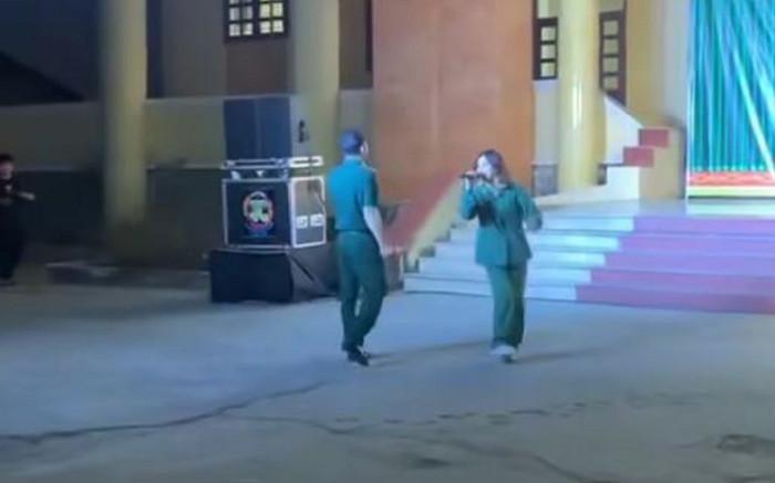 Nữ sinh chiếm toàn bộ 'spotlight' khi song ca với chú bộ đội, dân mạng chỉ góp ý một điều Ảnh 2