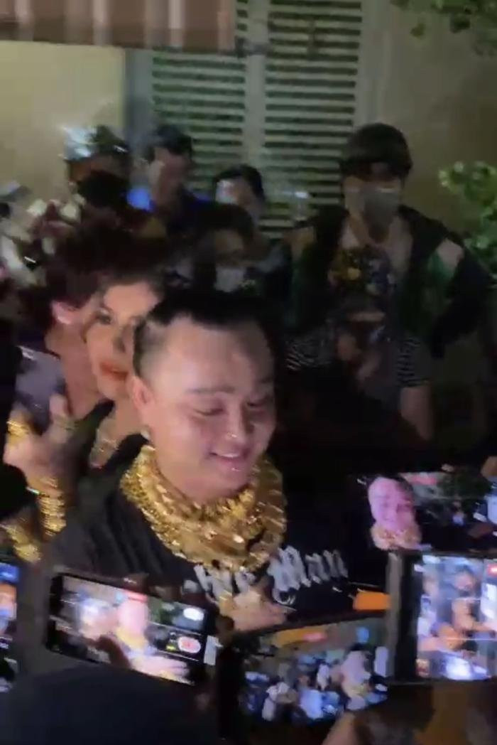 Một số hiện tượng mạng xuất hiện lố lăng tại lễ tang tạo nên khung cảnh hỗn loạn. 