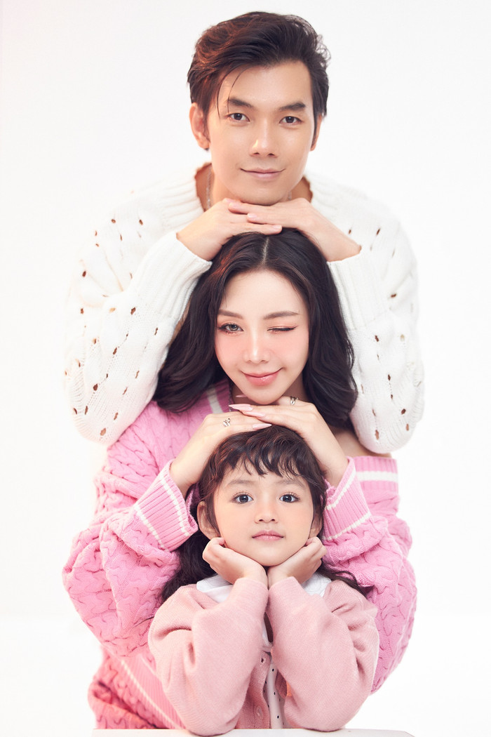 Để đáp lại tình cảm từ khán giả, Quỳnh Kool, Nhan Phúc Vinh và bé Cherry An nhiên đã cùng nhau thực hiện một bộ ảnh đầy ngọt ngào