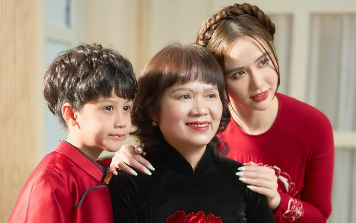 Ba thế hệ gia đình Huyền Lizzie: Diện áo dài rực rỡ, nở nụ cười đầy hạnh phúc Ảnh 2