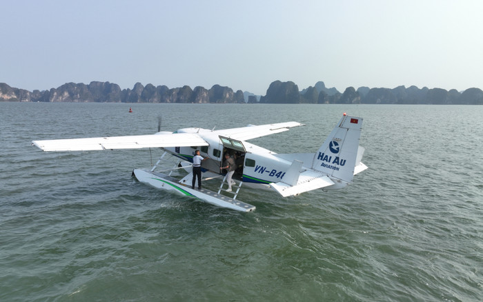 Ngắm toàn bộ khung cảnh Vịnh Hạ Long từ trên cao với 25 phút bay thủy phi cơ Ảnh 2