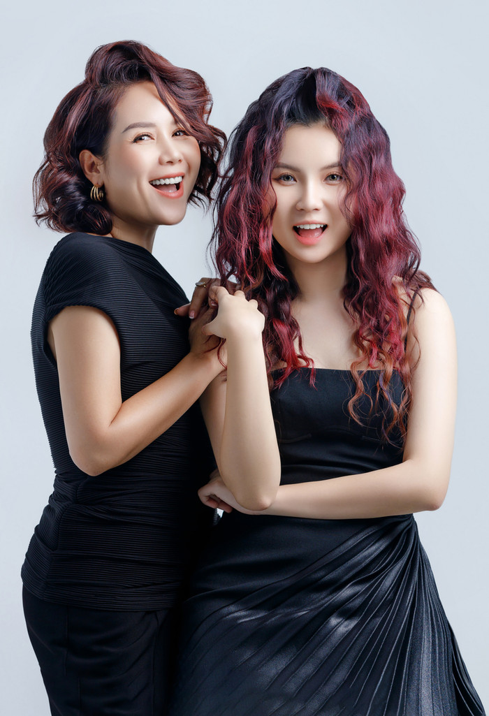 Trái với mẹ, cô con gái lại được NTM Minh Phương tạo hai kiểu tóc uốn lơi bồng bềnh với các phần panel highlights (light tại các khu vực) tạo hiệu ứng đỉnh đạm và đuôi sáng cùng với Hippie xoăn xù đại diện cho tinh thần gen Z cá tính, trẻ trung hiện nay.