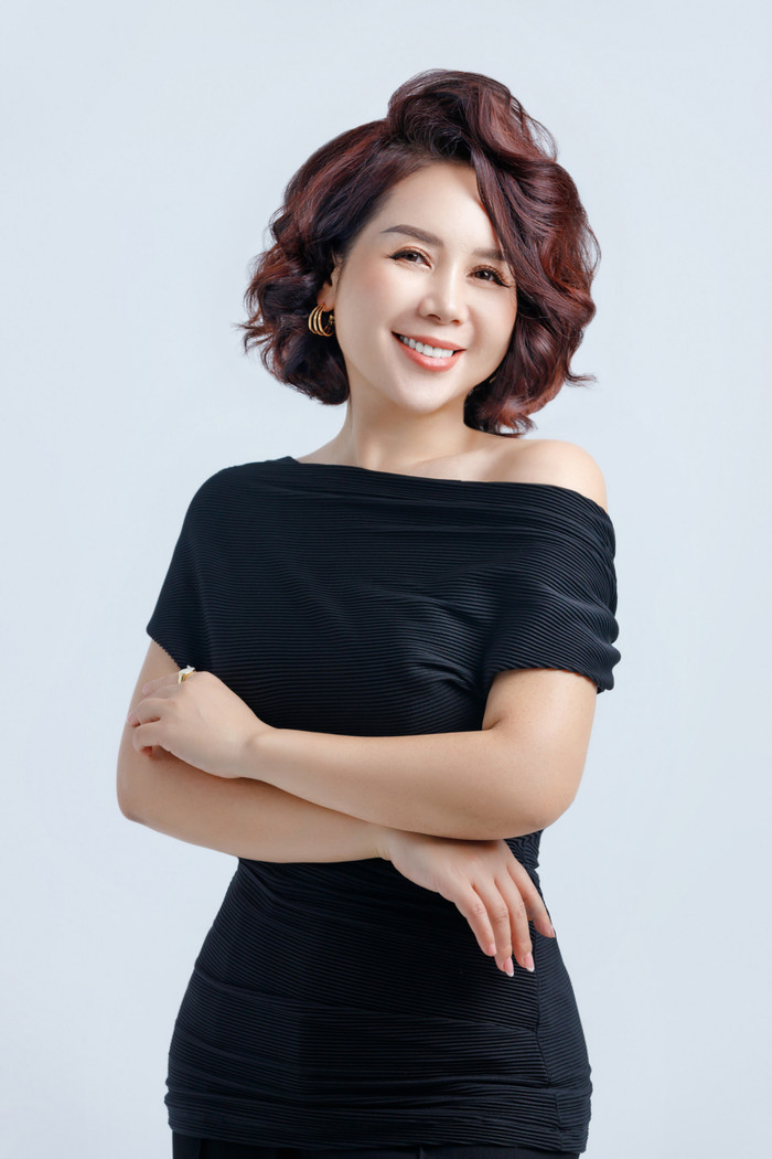 NTM Minh Phương cùng team đã giúp người phụ nữ trở nên tỏa sáng nhờ mái tóc hợp phong cách và được xử lý kỹ thuật đỉnh cao.