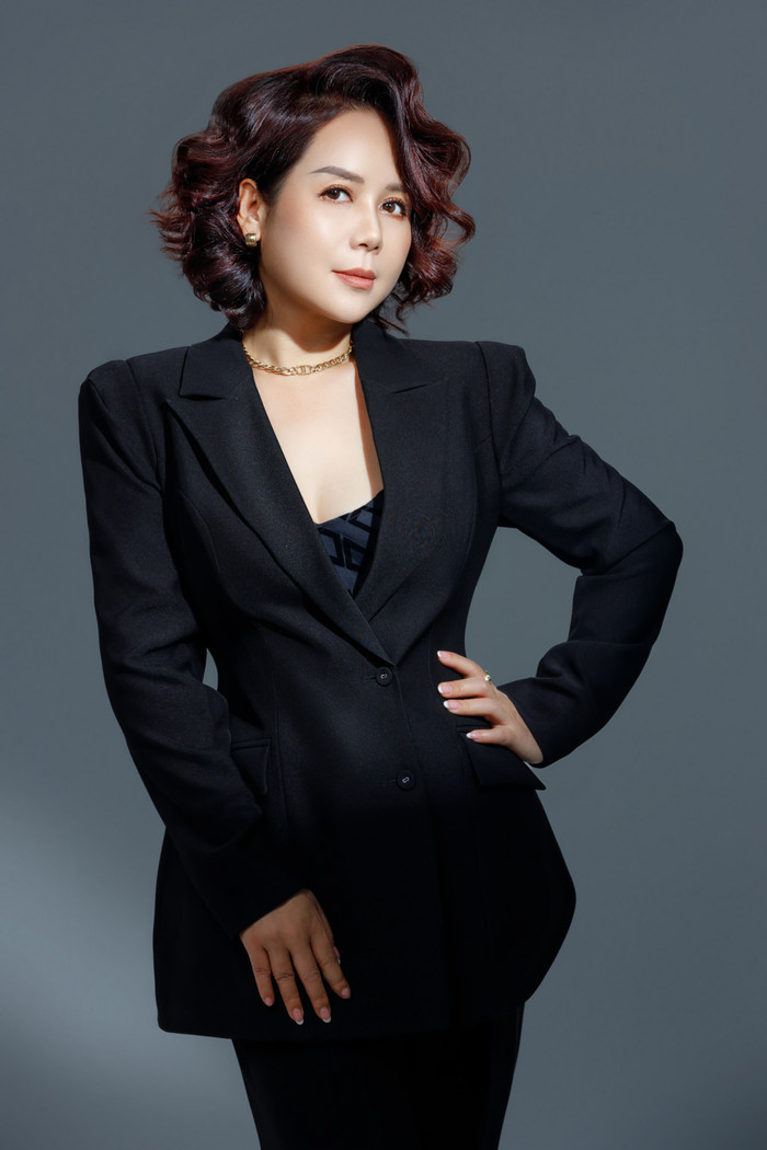 Kết hợp cùng trang phục suit menswear và trang sức khiến nhân vật tăng thêm phần quyền lực và quý phái.